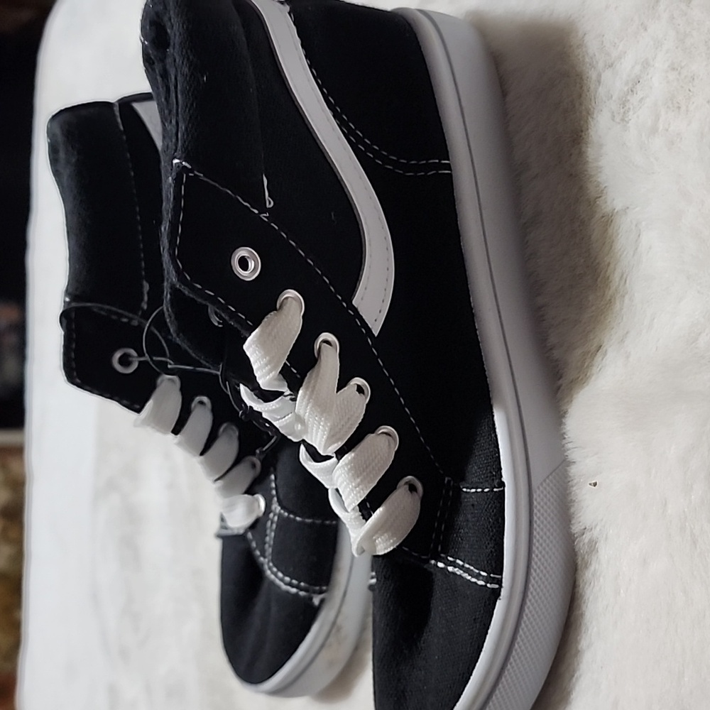 NEW WITH TAGS  BOYS  ST REVOLUTION  SNEAKERS 👟